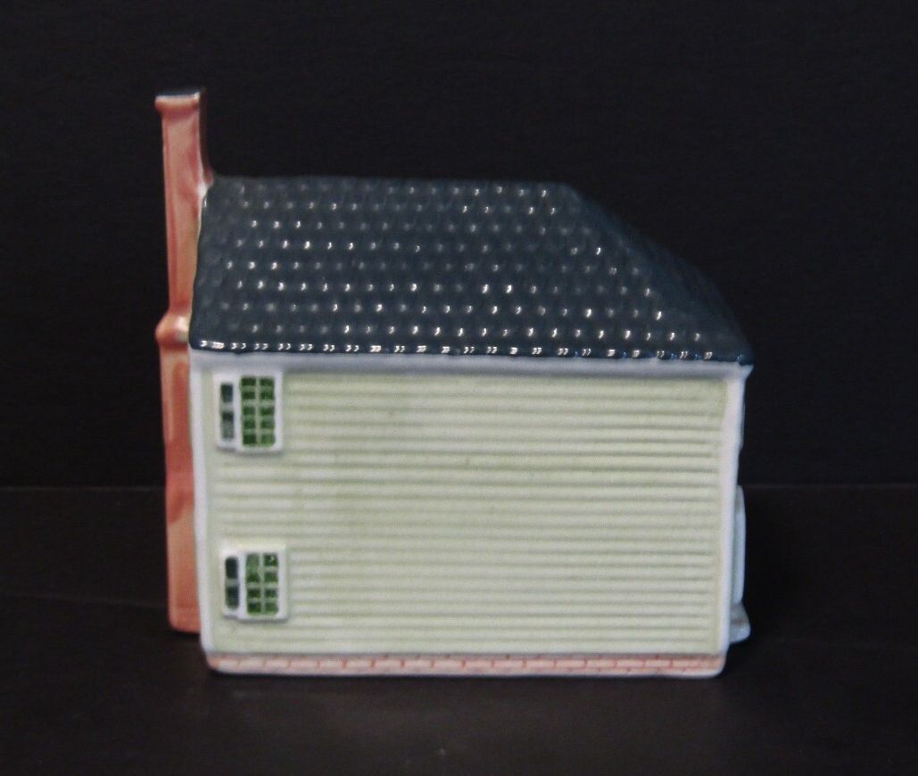 Royal Goedewaagen Pasteur & Galt Apothecary Colonial Williamsburg Figurine Delft